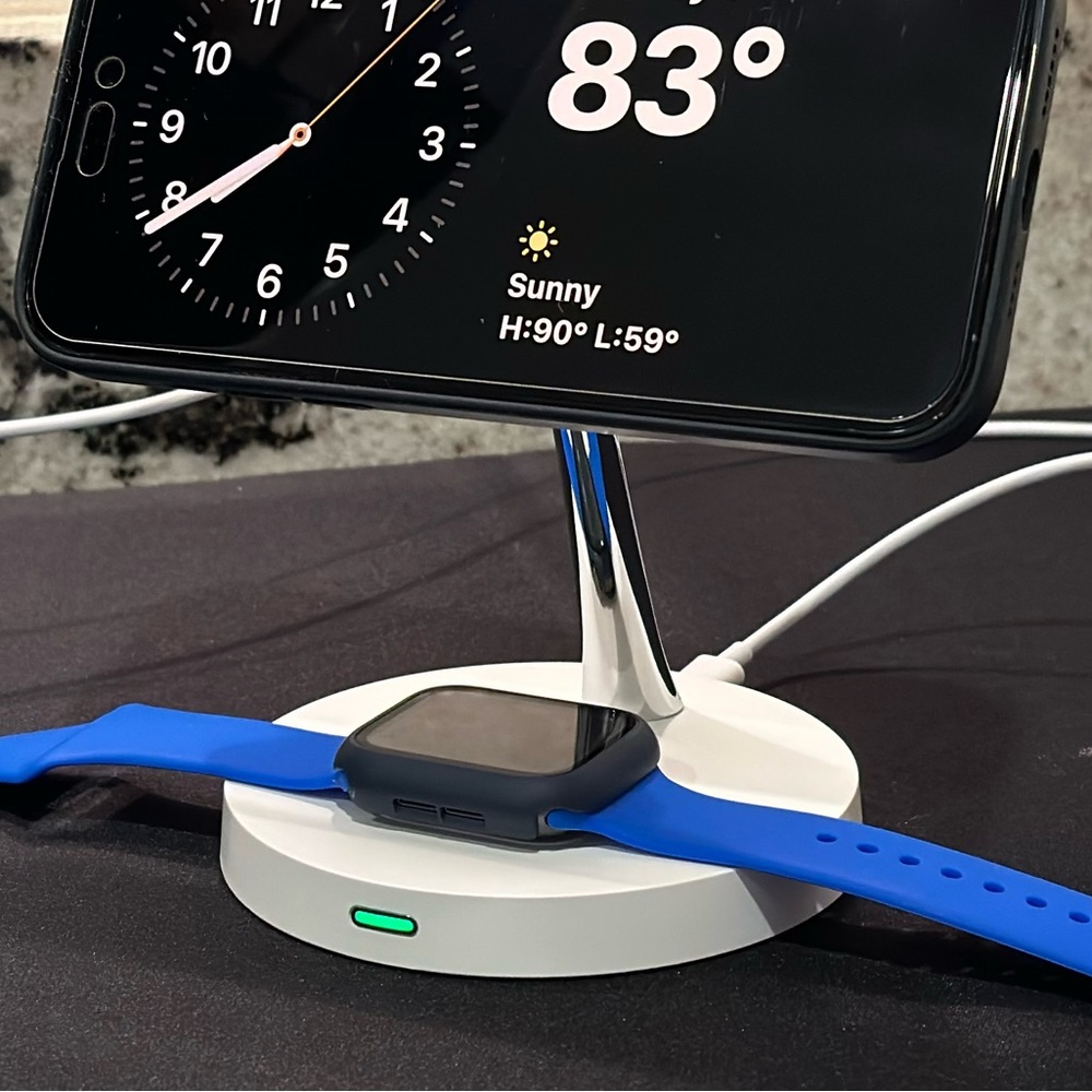 4 in 1 mag safe iphone charger optimized ios17 clock display 20w fast charger